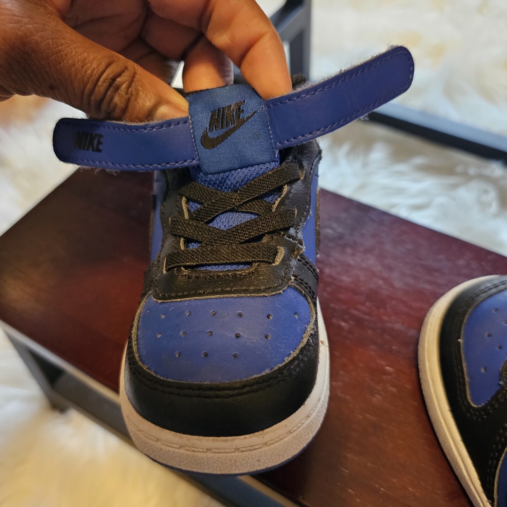 Nike Kids Sneakers in Black and Royal Blue - Picture 7 of 8